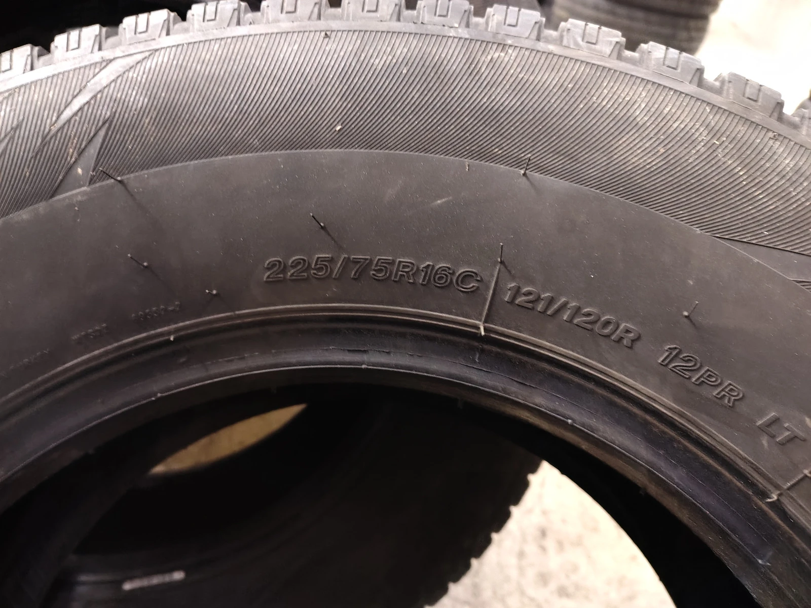 Гуми Зимни 225/75R16, снимка 5 - Гуми и джанти - 54103457