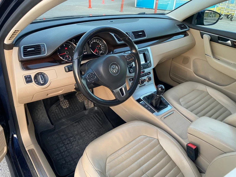 VW Passat 1.6 TDI Highline, снимка 8 - Автомобили и джипове - 47630432