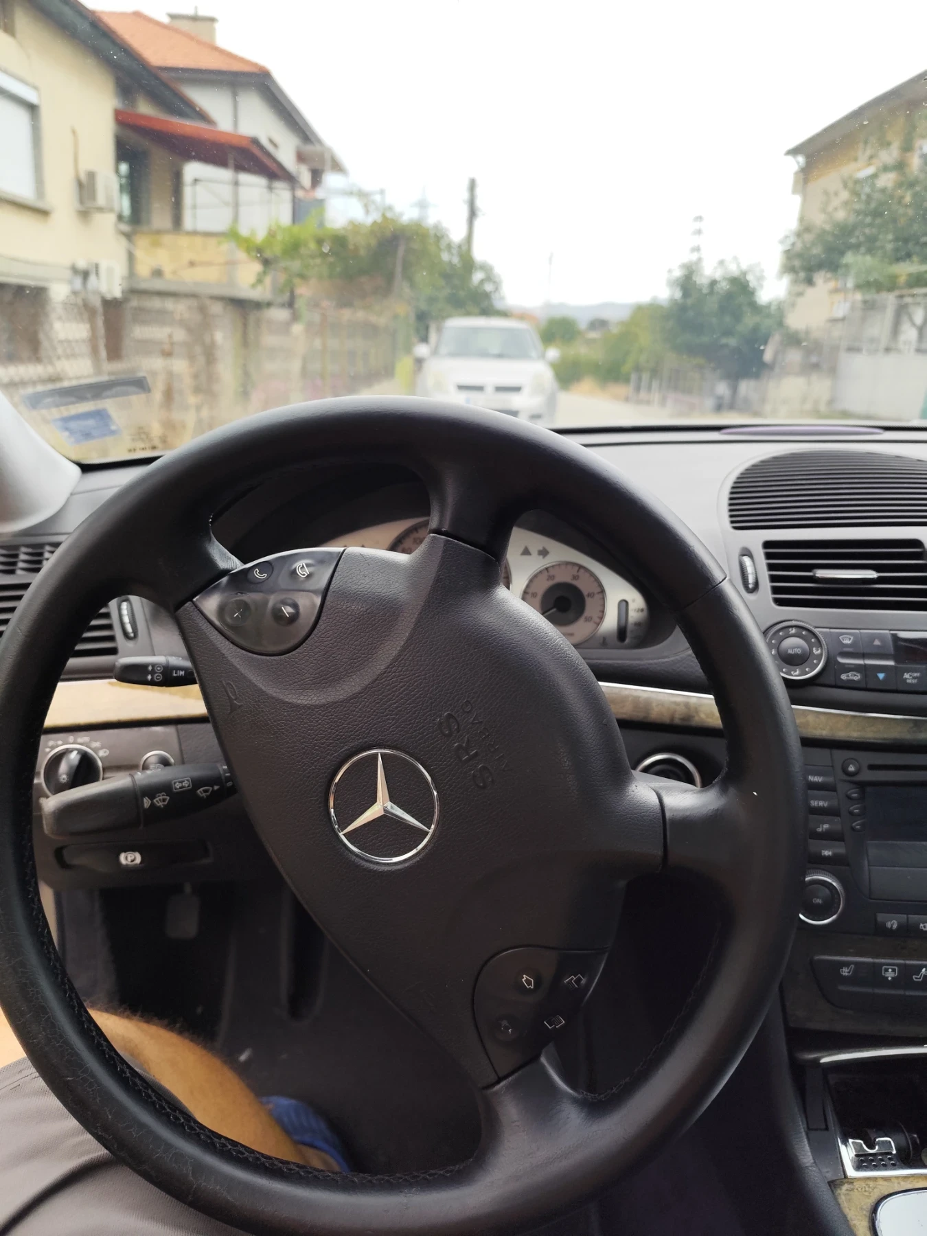 Mercedes-Benz E 320  - изображение 9
