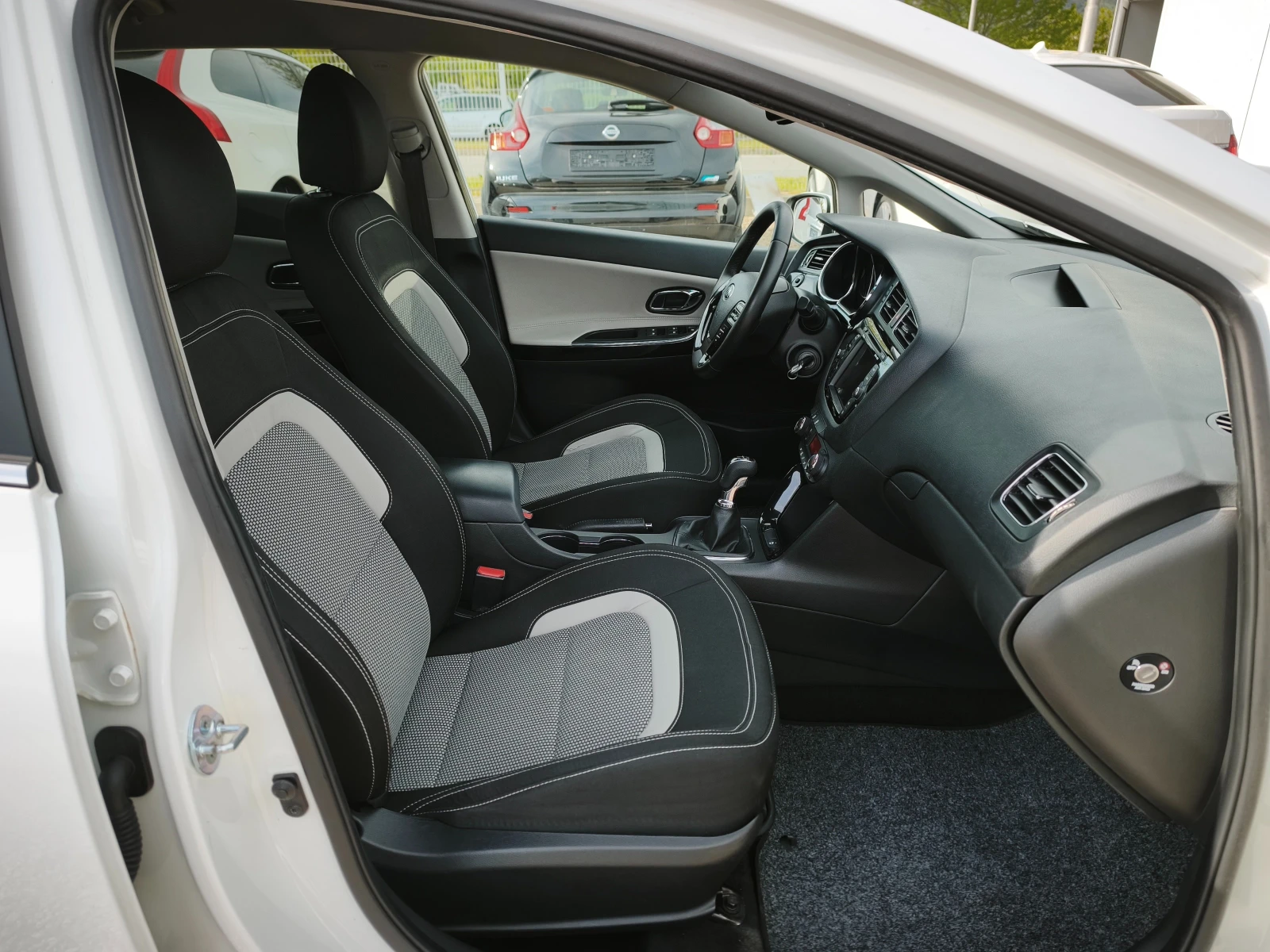 Kia Ceed КАТО НОВА, снимка 13 - Автомобили и джипове - 54421238