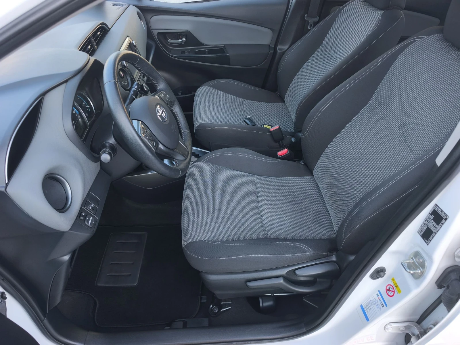 Toyota Yaris 1.5HYBRID 99х км FULL SERVICE IN TOYOTA , снимка 9 - Автомобили и джипове - 55287253