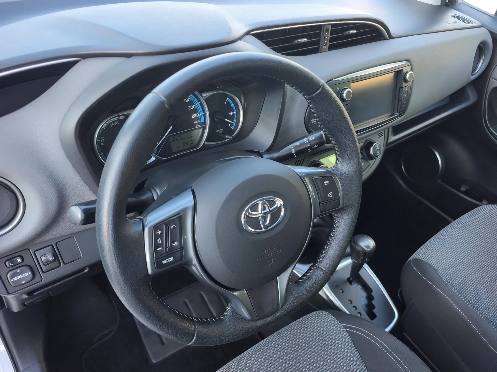 Toyota Yaris 1.5HYBRID 99х км FULL SERVICE IN TOYOTA , снимка 7 - Автомобили и джипове - 55287253