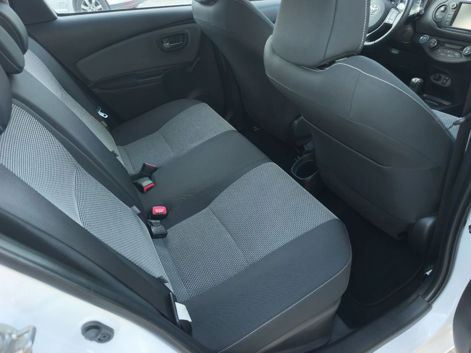 Toyota Yaris 1.5HYBRID 99х км FULL SERVICE IN TOYOTA , снимка 12 - Автомобили и джипове - 55287253