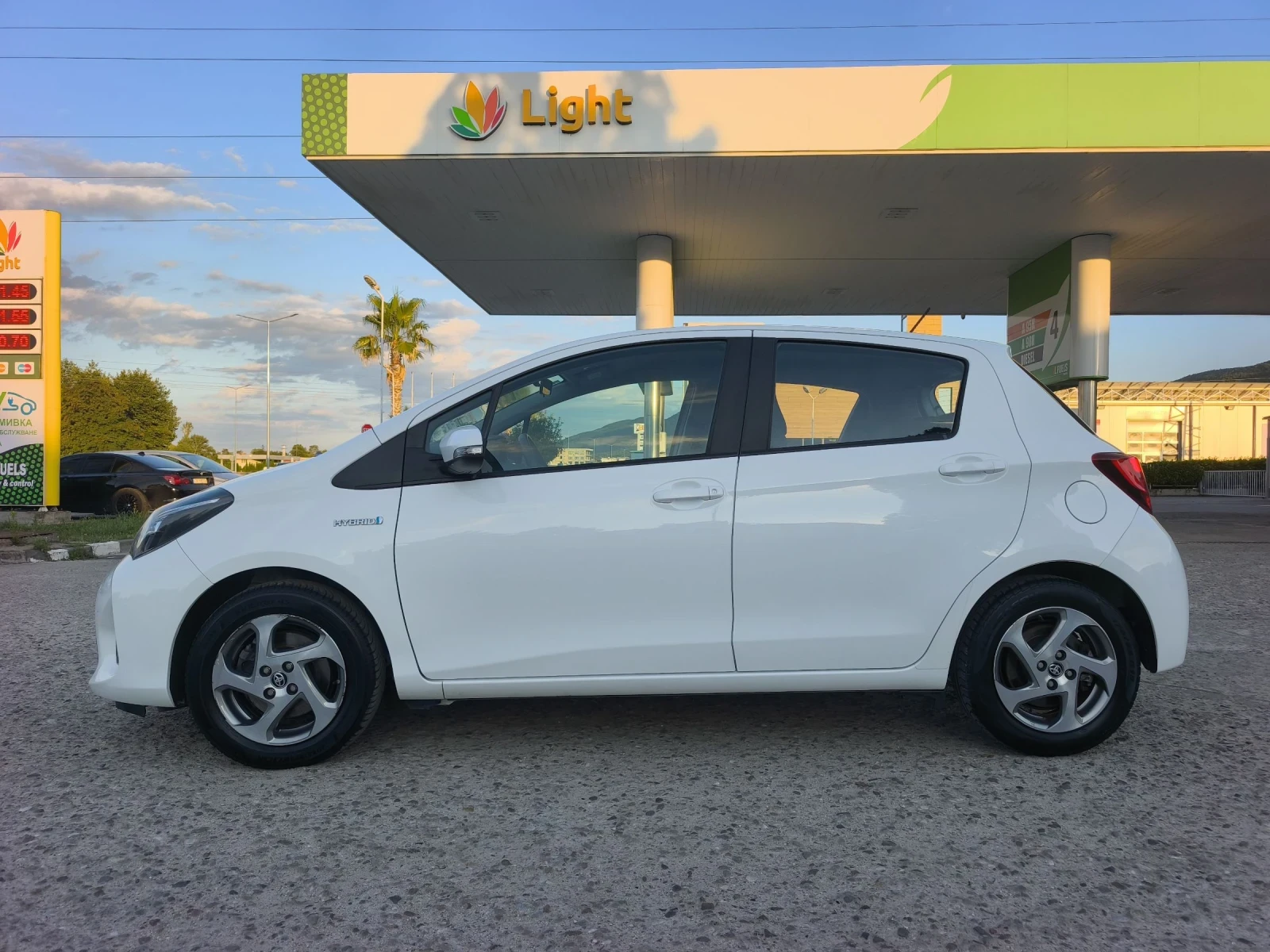 Toyota Yaris 1.5HYBRID 99х км FULL SERVICE IN TOYOTA , снимка 6 - Автомобили и джипове - 55287253