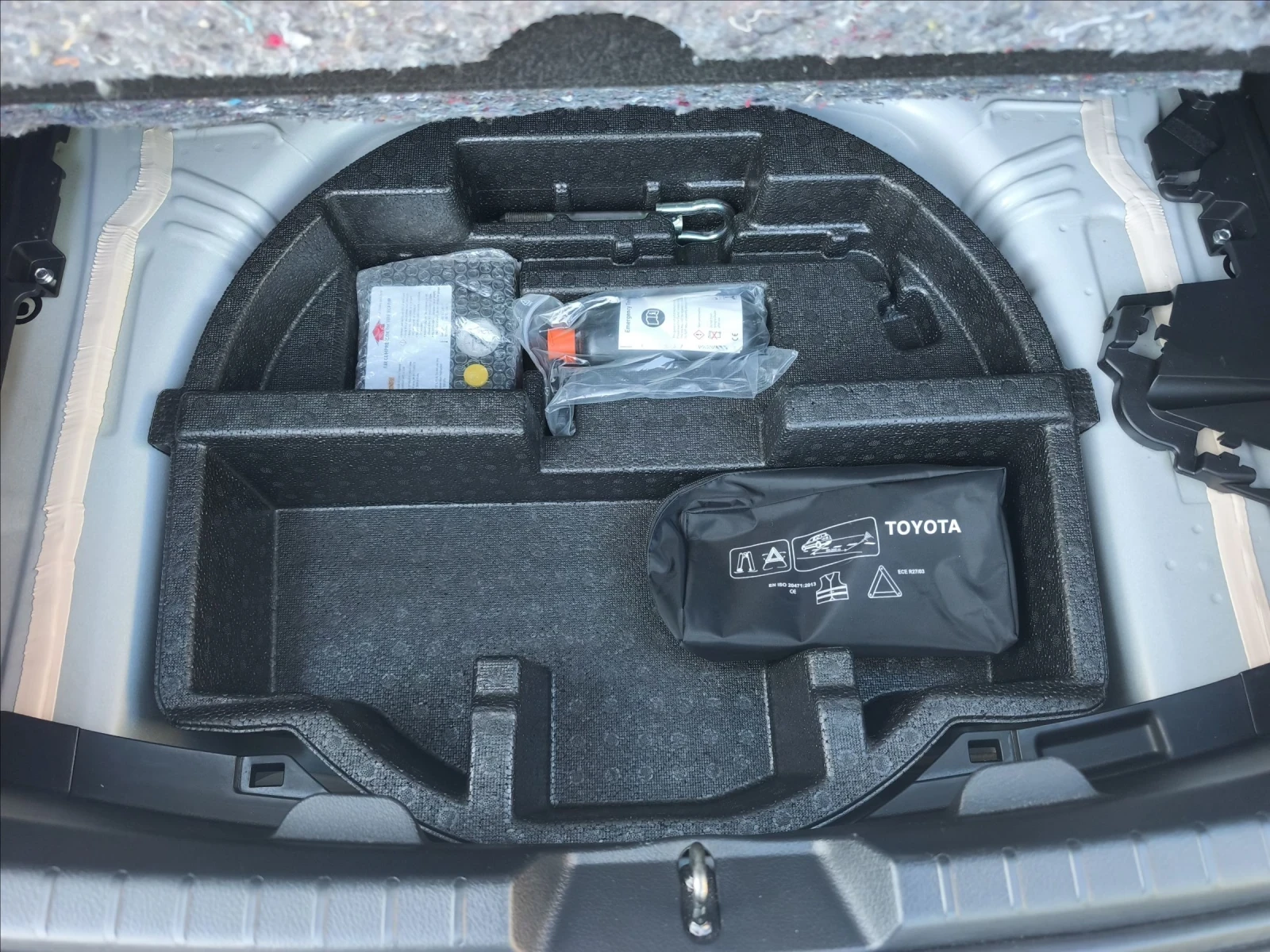 Toyota Yaris 1.5HYBRID 99х км FULL SERVICE IN TOYOTA , снимка 15 - Автомобили и джипове - 55287253
