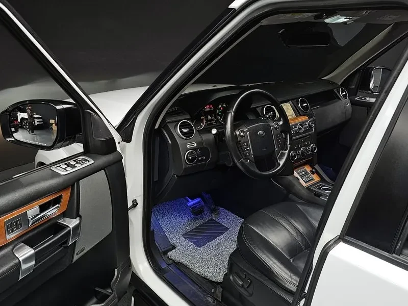 Land Rover Discovery 3.0 Sdv6 Se, снимка 11 - Автомобили и джипове - 56000674