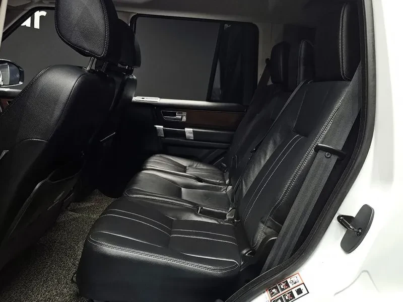 Land Rover Discovery 3.0 Sdv6 Se, снимка 12 - Автомобили и джипове - 56000674