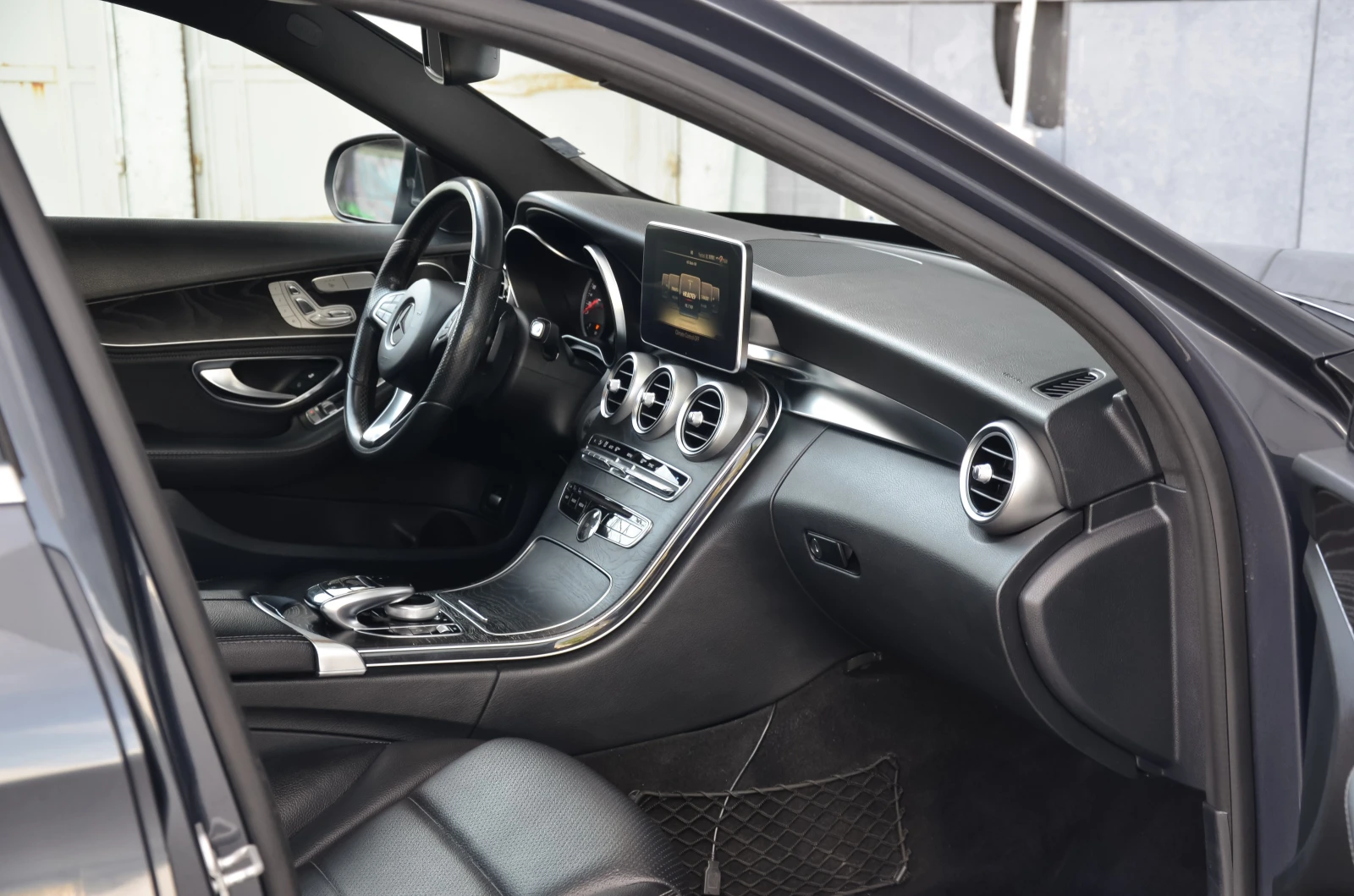 Mercedes-Benz C 300 AMG Line, снимка 11 - Автомобили и джипове - 54363931