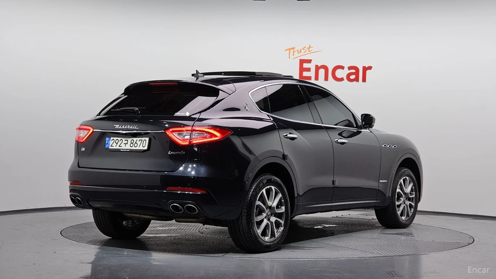 Maserati Levante 3.0 AWD GranLusso* КОЖА* ОБДУХВ* НАВИ* ПАНО, снимка 2 - Автомобили и джипове - 55481159