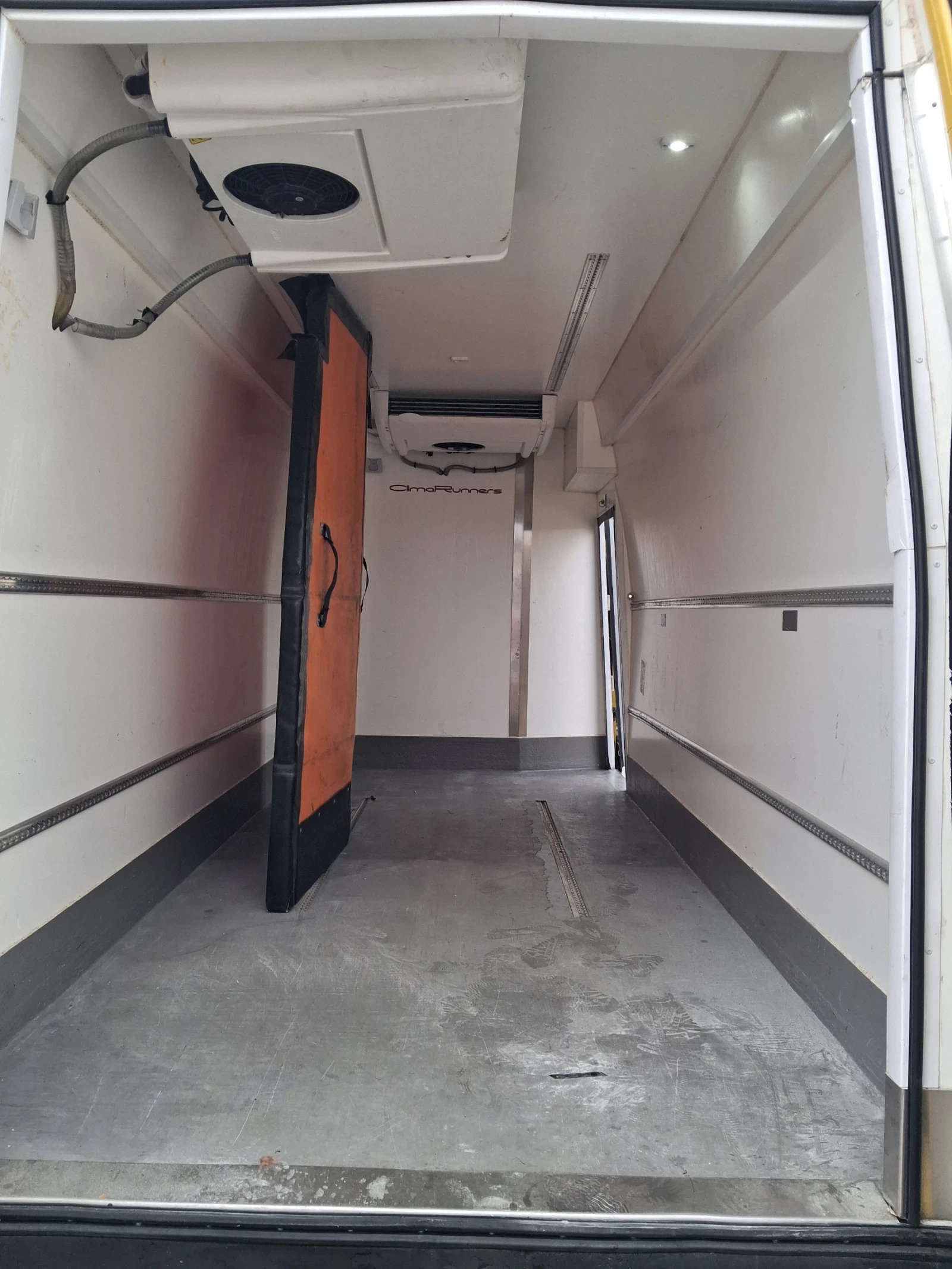 Iveco 35c18 Хладилен, снимка 11 - Бусове и автобуси - 54166101