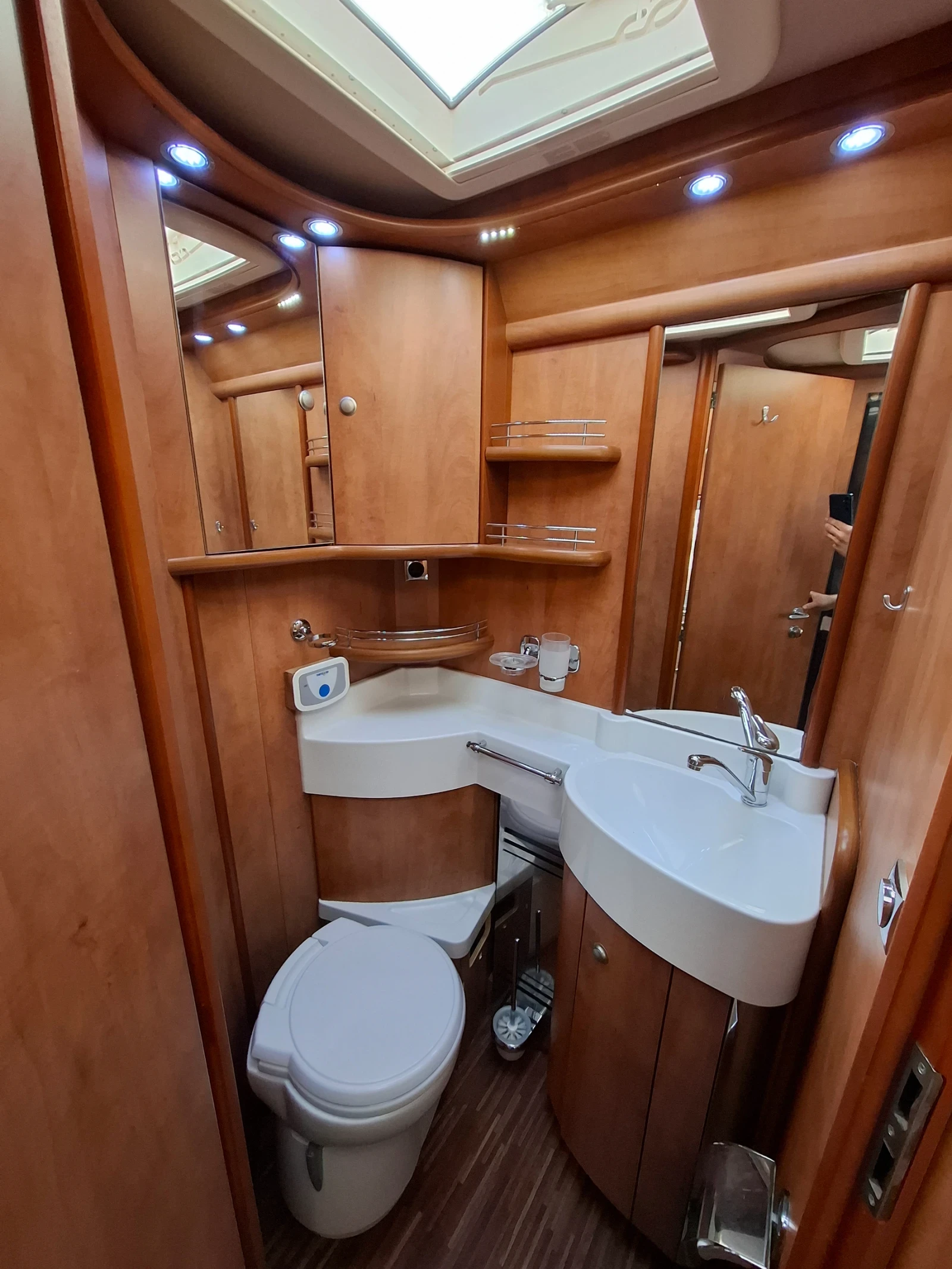 Кемпер Carthago Chik S-plus Iveco 3.0, снимка 15 - Каравани и кемпери - 53991603