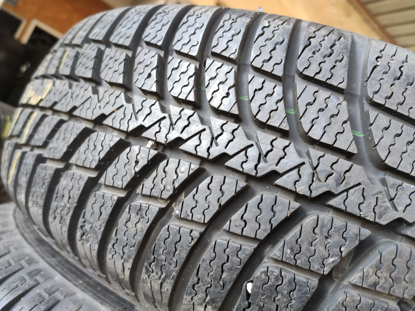 Гуми Зимни 185/65R15, снимка 2 - Гуми и джанти - 54734829