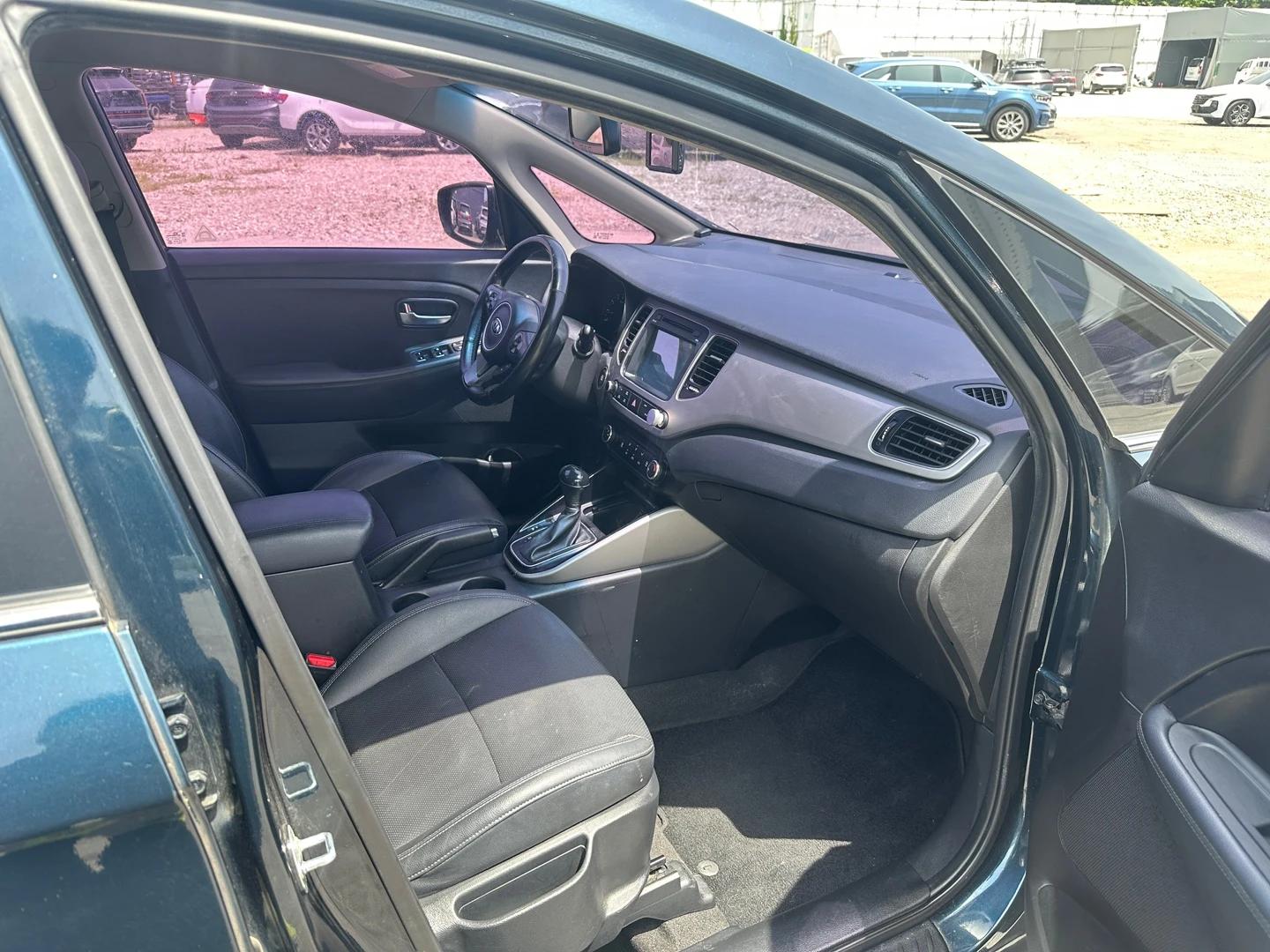 Kia Carens 2.0 Lpi, снимка 17 - Автомобили и джипове - 54331858