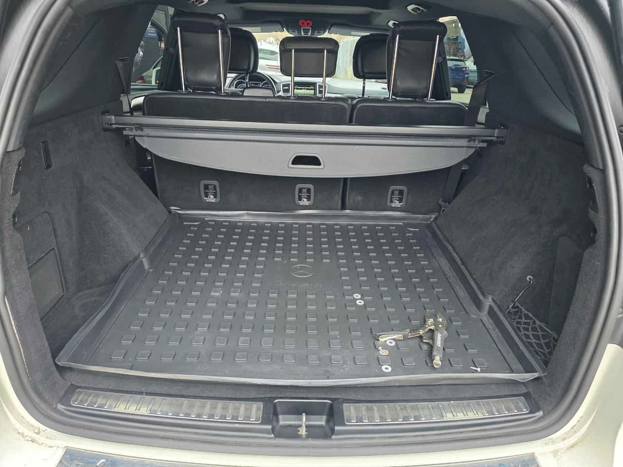 Mercedes-Benz ML 550 4MATIC * AMG PACK* ПОДГРЕВИ* ПАНОРАМА* КАМЕРА* , снимка 16 - Автомобили и джипове - 54397513