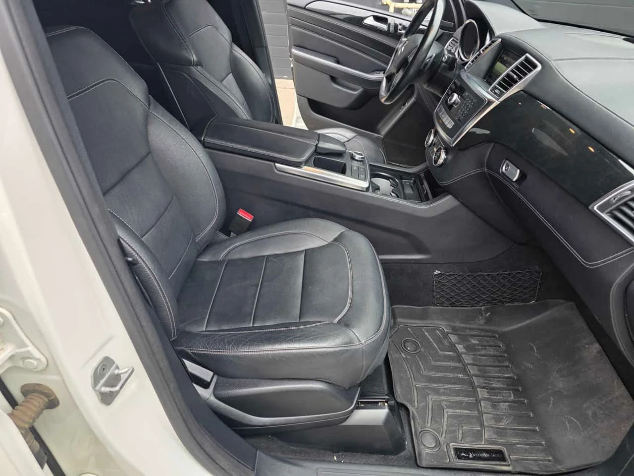 Mercedes-Benz ML 550 4MATIC * AMG PACK* ПОДГРЕВИ* ПАНОРАМА* КАМЕРА* , снимка 10 - Автомобили и джипове - 54397513