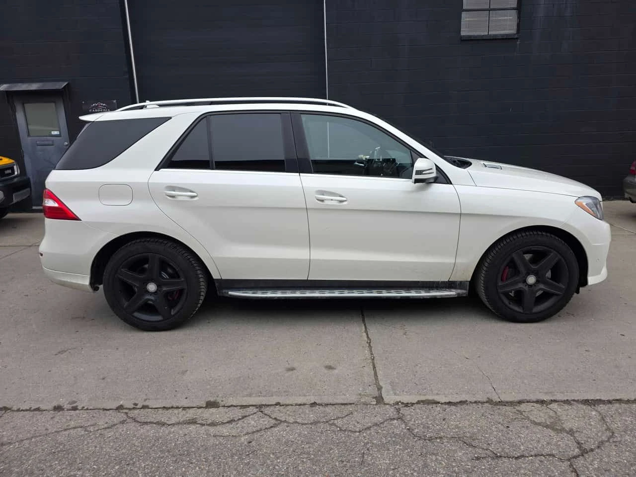Mercedes-Benz ML 550 4MATIC * AMG PACK* ПОДГРЕВИ* ПАНОРАМА* КАМЕРА* , снимка 4 - Автомобили и джипове - 54397513