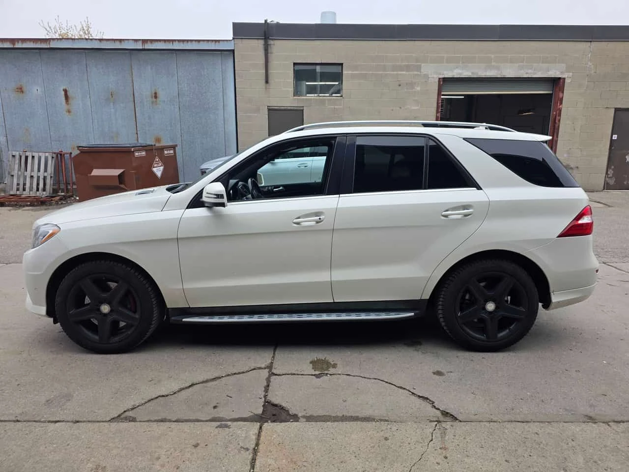 Mercedes-Benz ML 550 4MATIC * AMG PACK* ПОДГРЕВИ* ПАНОРАМА* КАМЕРА* , снимка 3 - Автомобили и джипове - 54397513