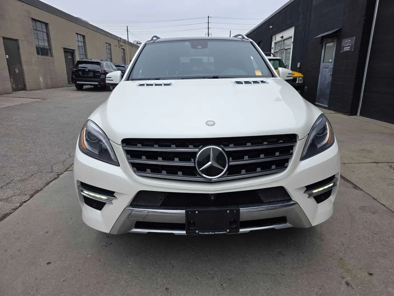 Mercedes-Benz ML 550 4MATIC * AMG PACK* ПОДГРЕВИ* ПАНОРАМА* КАМЕРА* , снимка 2 - Автомобили и джипове - 54397513