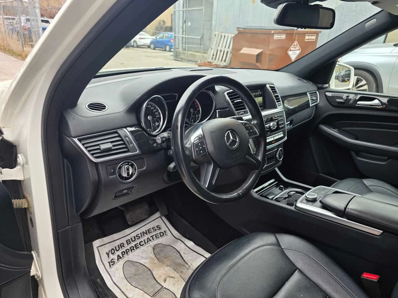 Mercedes-Benz ML 550 4MATIC * AMG PACK* ПОДГРЕВИ* ПАНОРАМА* КАМЕРА* , снимка 7 - Автомобили и джипове - 54397513