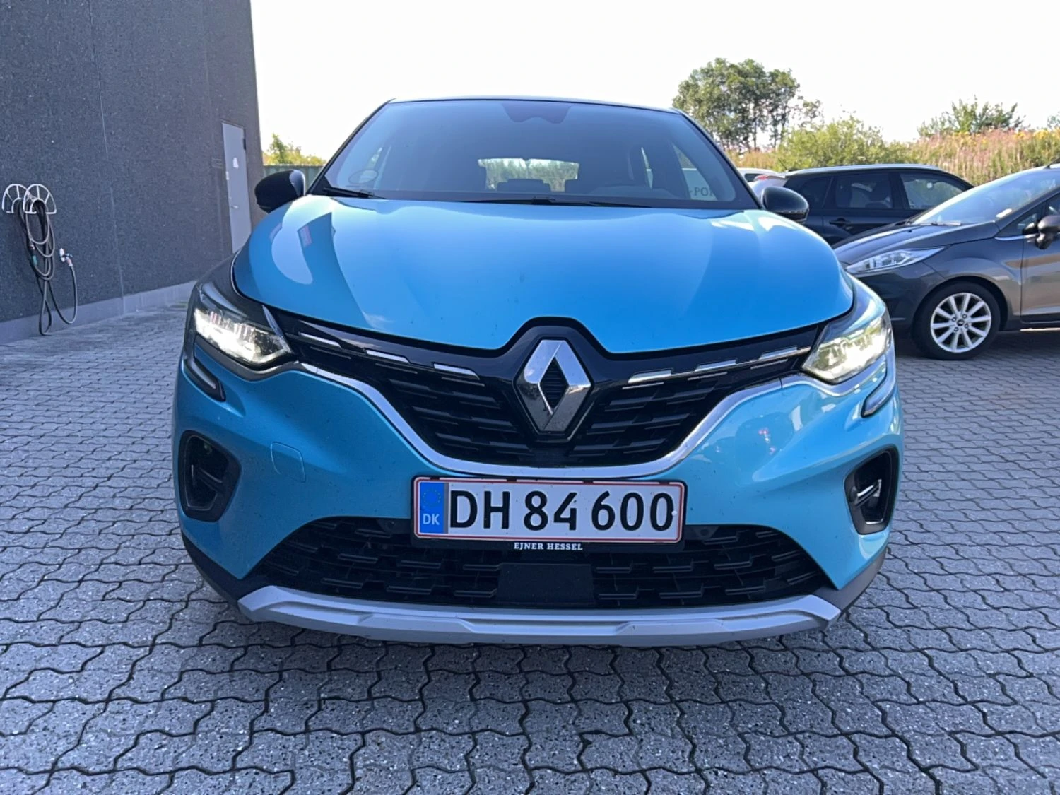 Renault Captur Intense 1.6 hybrid, снимка 3 - Автомобили и джипове - 55624169