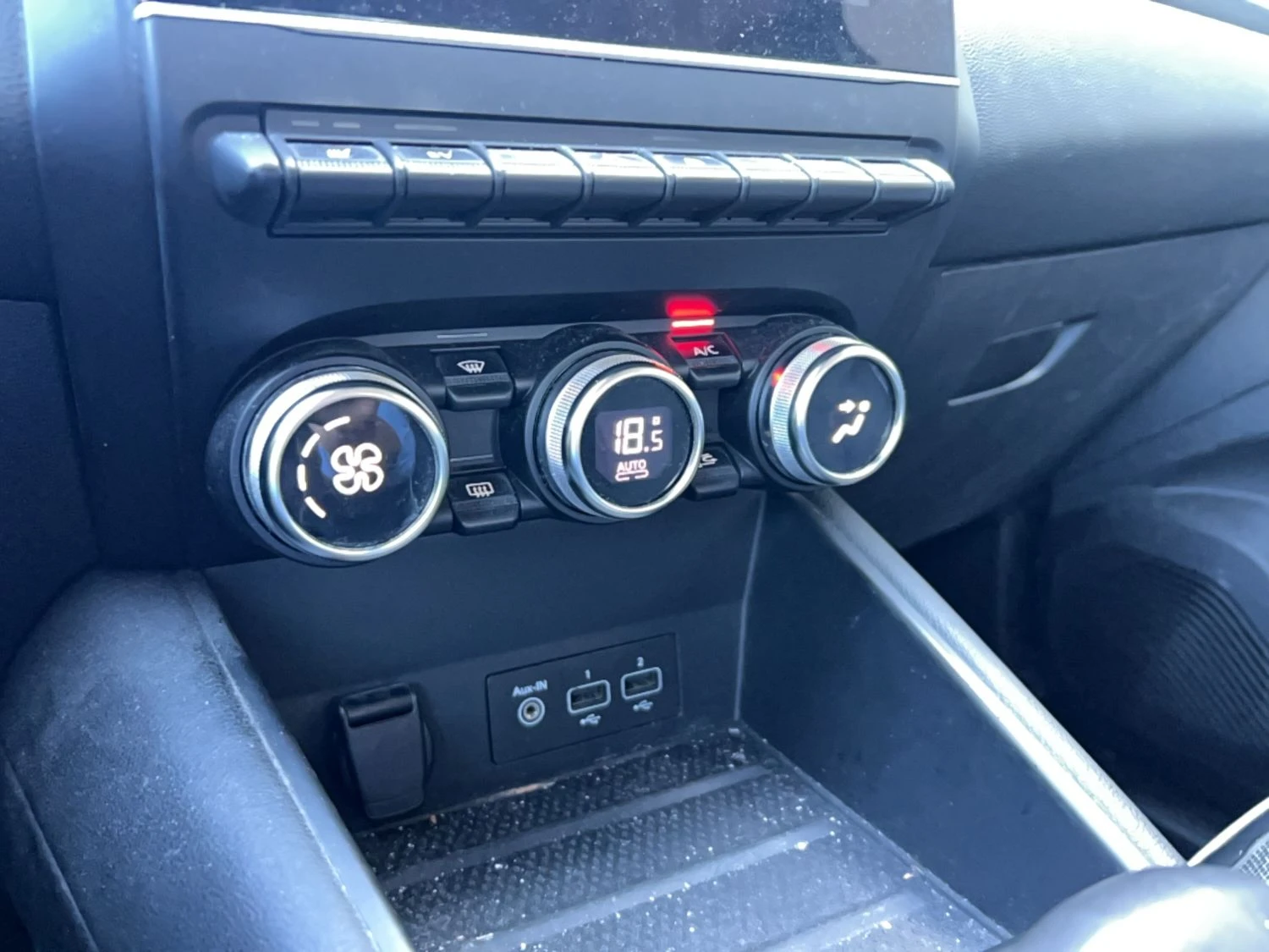 Renault Captur Intense 1.6 hybrid, снимка 14 - Автомобили и джипове - 55624169