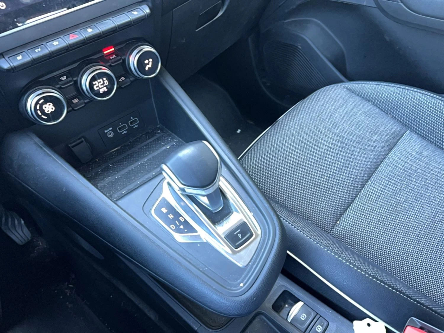 Renault Captur Intense 1.6 hybrid, снимка 12 - Автомобили и джипове - 55624169