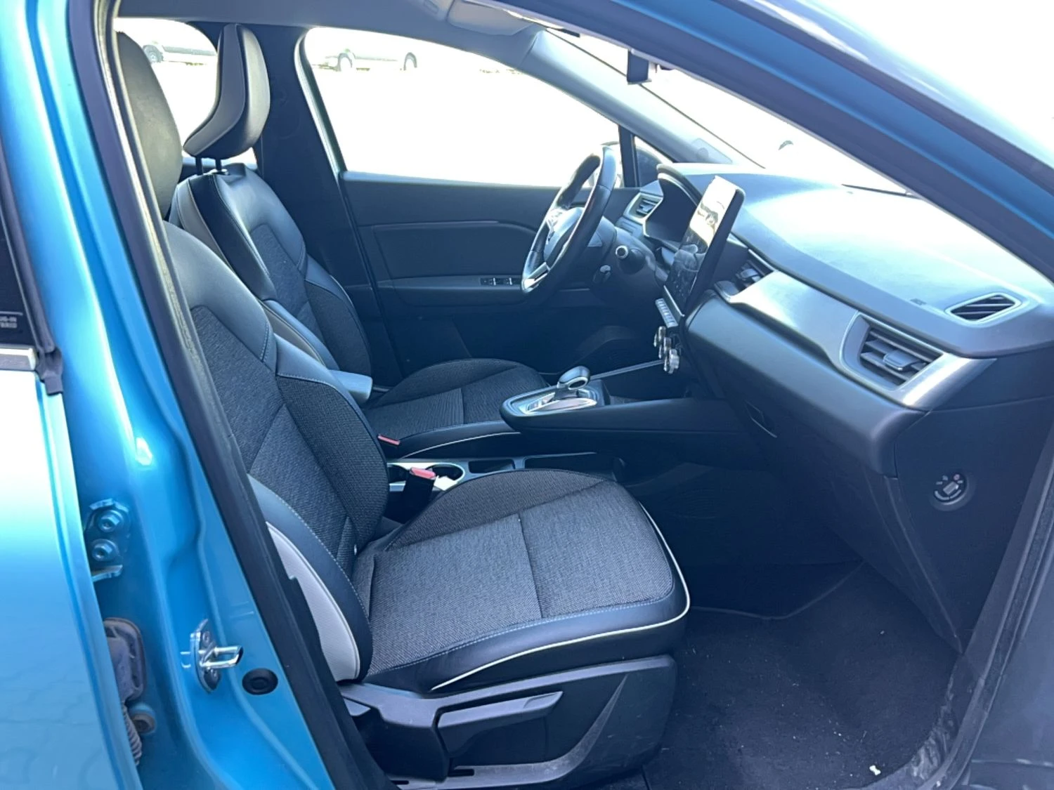 Renault Captur Intense 1.6 hybrid, снимка 11 - Автомобили и джипове - 55624169