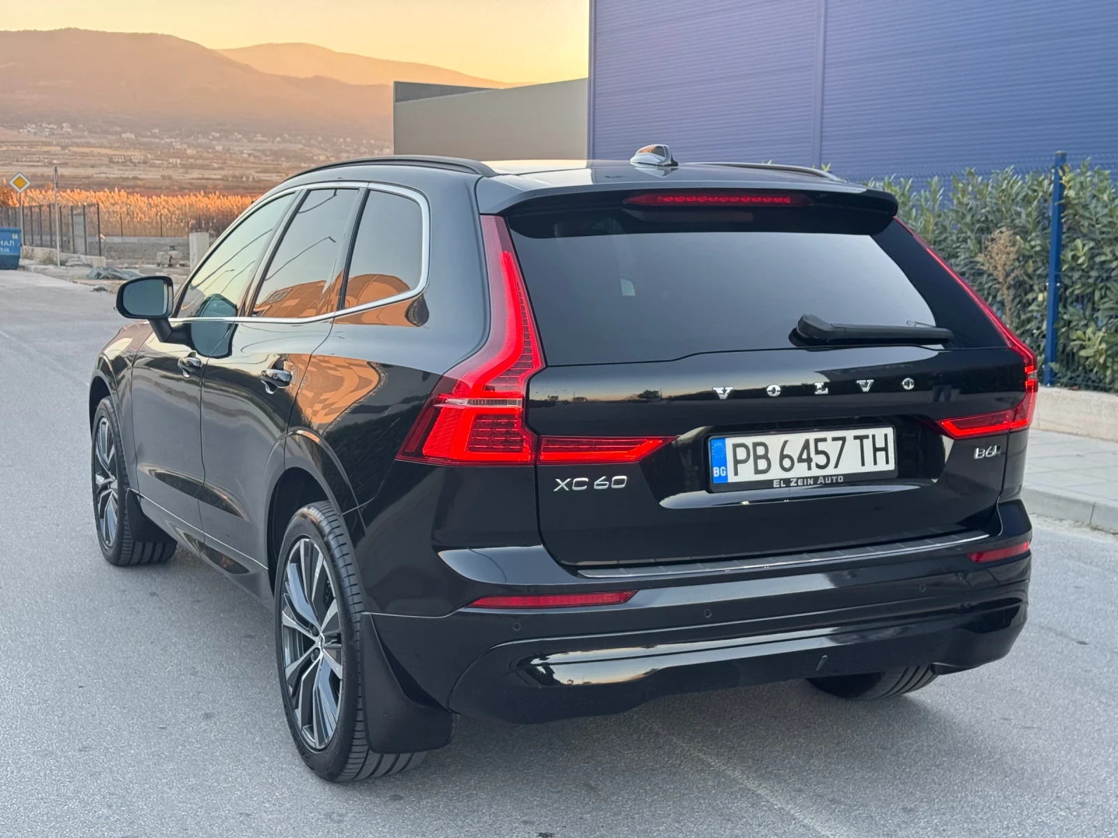 Volvo XC60 B6 Mild Hybrid/ПАНО/CAM/LED/4X4/7г.ГАРАНЦИЯ ! ! !  - изображение 4