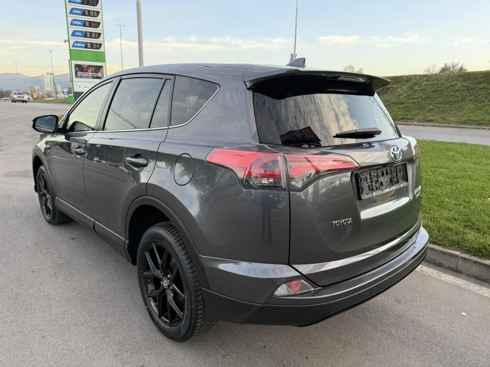 Toyota Rav4 HYBRID 68000 - изображение 3