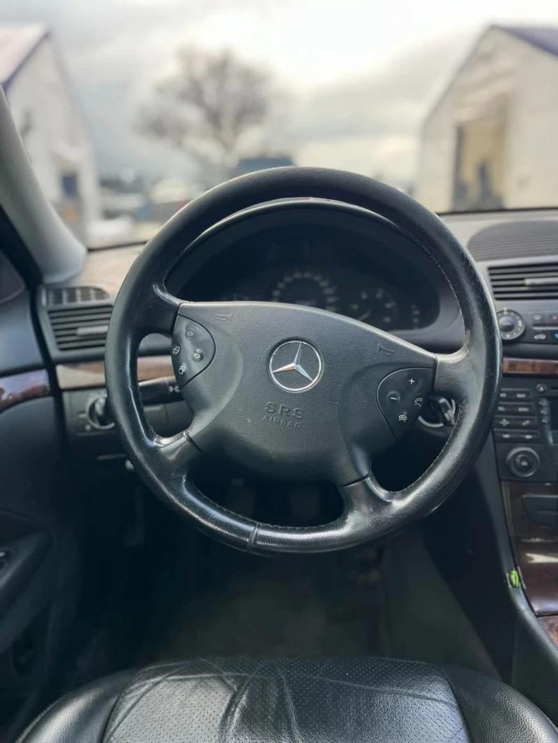 Mercedes-Benz E 220, снимка 10 - Автомобили и джипове - 49713133