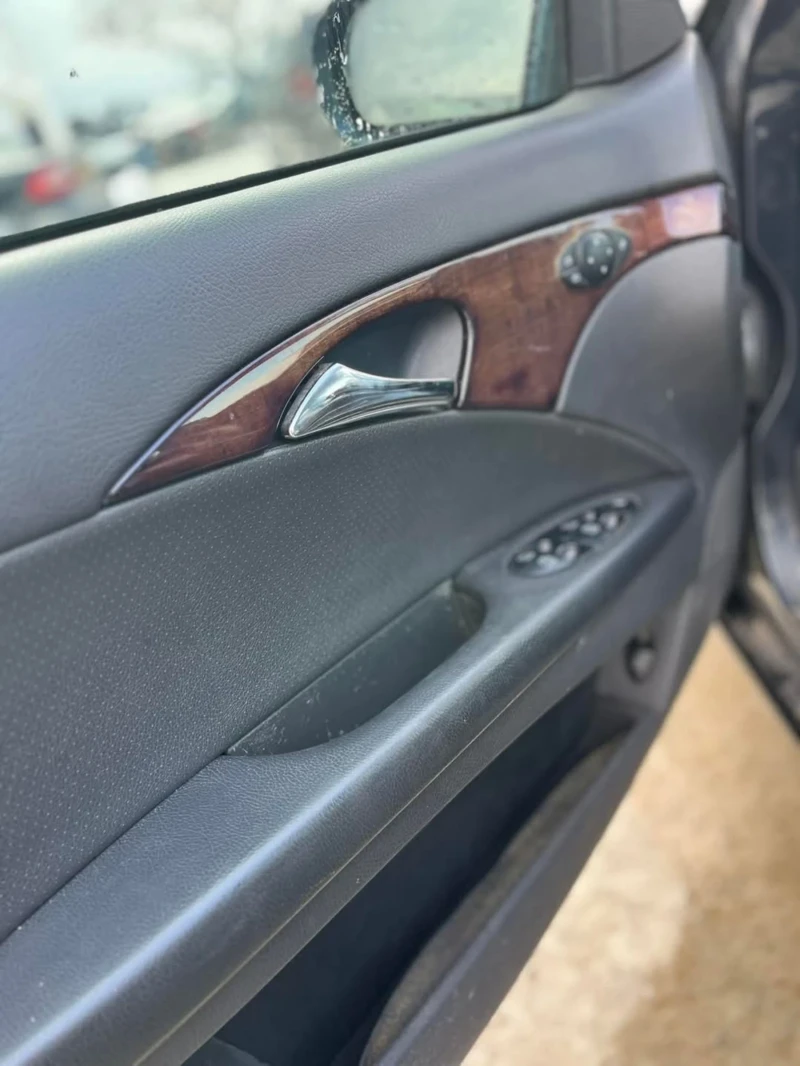 Mercedes-Benz E 220, снимка 8 - Автомобили и джипове - 49713133