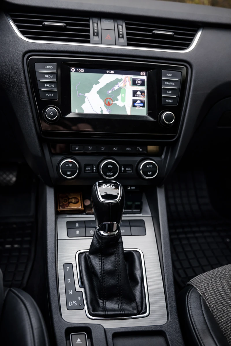 Skoda Octavia 2.0 TDI DSG (Navi, Camera), снимка 4 - Автомобили и джипове - 53323553