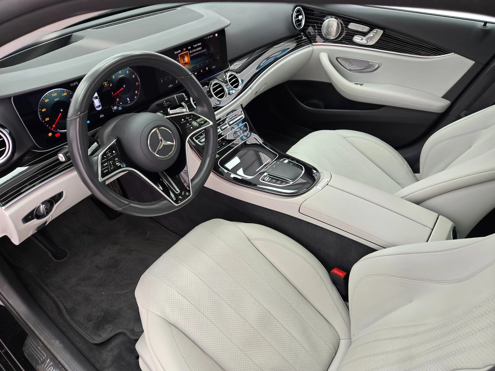 Mercedes-Benz E 350 4MATIC* 360 CAM* AMBIENT PLUS* DISTR* PANO, снимка 7 - Автомобили и джипове - 55351911