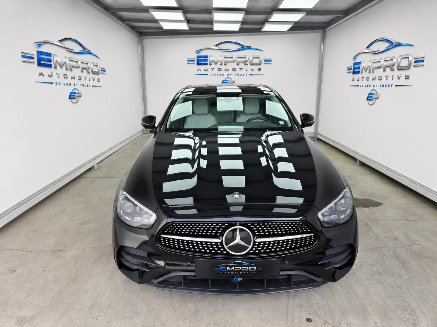 Mercedes-Benz E 350 4MATIC* 360 CAM* AMBIENT PLUS* DISTR* PANO, снимка 2 - Автомобили и джипове - 55351911