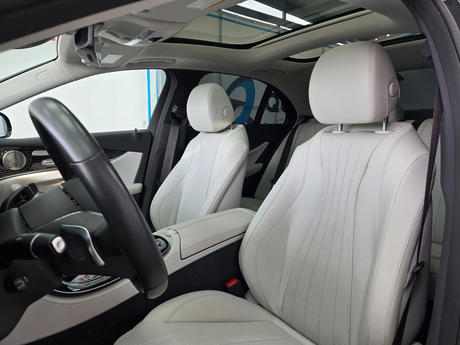 Mercedes-Benz E 350 4MATIC* 360 CAM* AMBIENT PLUS* DISTR* PANO, снимка 11 - Автомобили и джипове - 55351911
