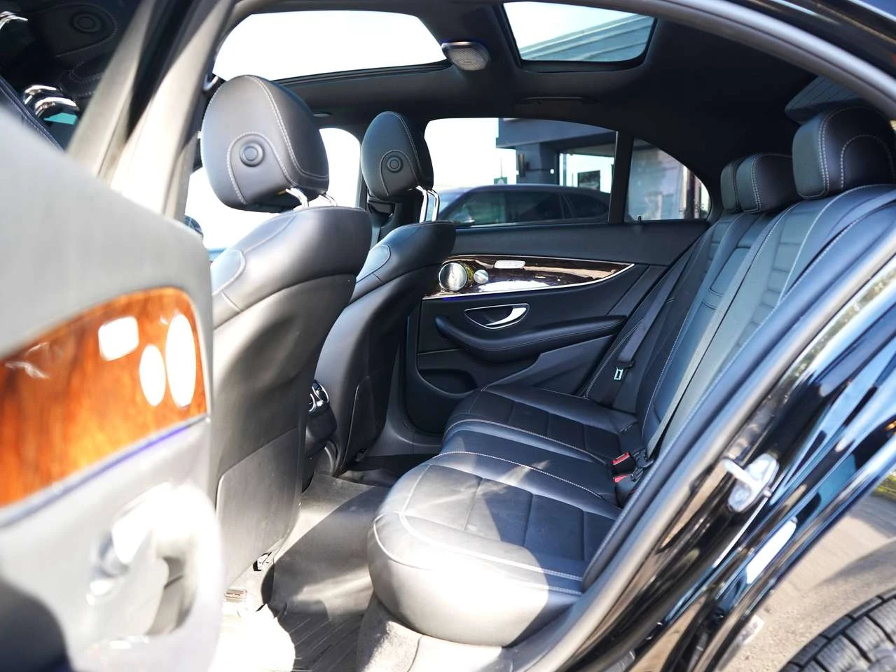 Mercedes-Benz E 400 4 MATIC, снимка 13 - Автомобили и джипове - 56723255