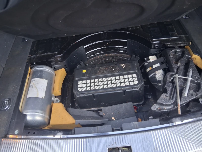 VW Touareg 3.0 TDI 220+ + R-LINE, снимка 13 - Автомобили и джипове - 52858080