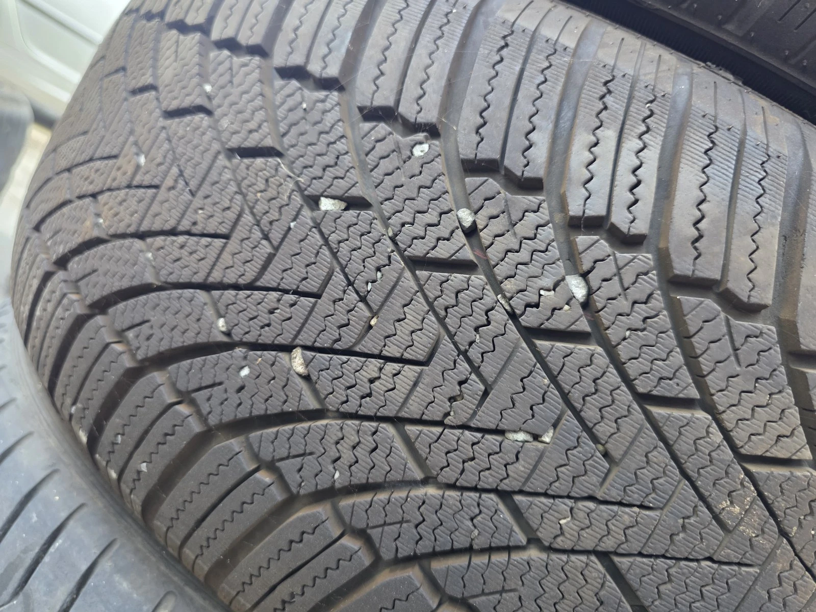 Гуми Зимни 235/50R19, снимка 5 - Гуми и джанти - 56725619
