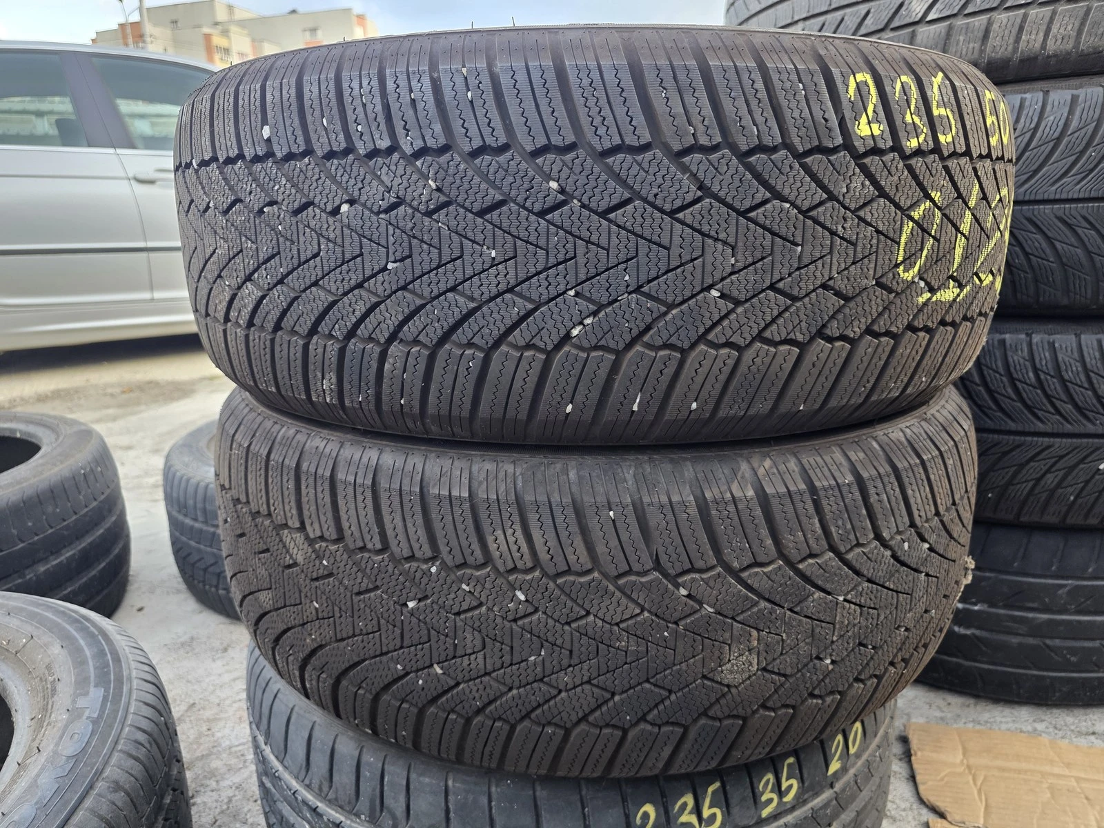Гуми Зимни 235/50R19, снимка 3 - Гуми и джанти - 56725619