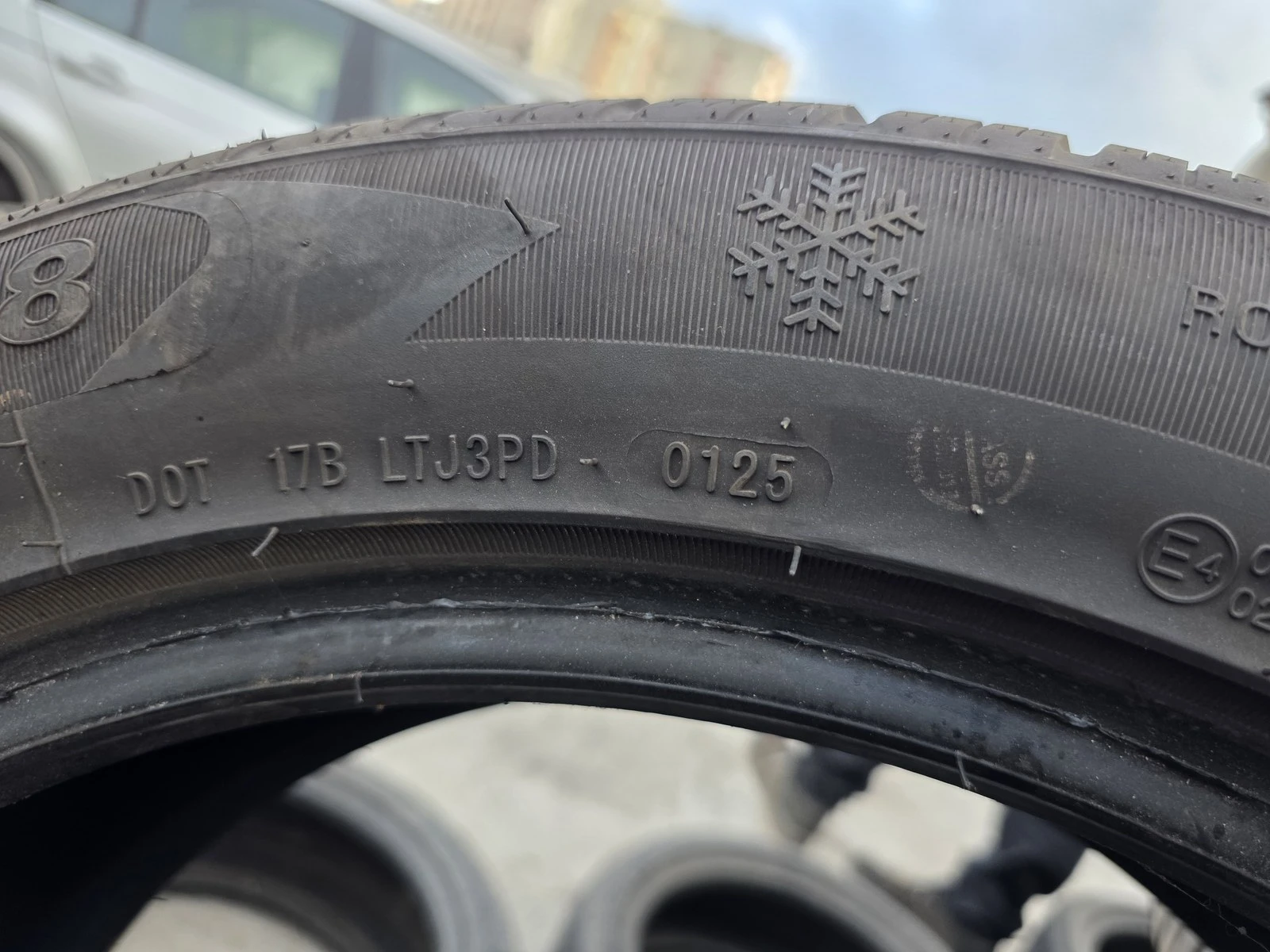Гуми Зимни 235/50R19, снимка 10 - Гуми и джанти - 56725619