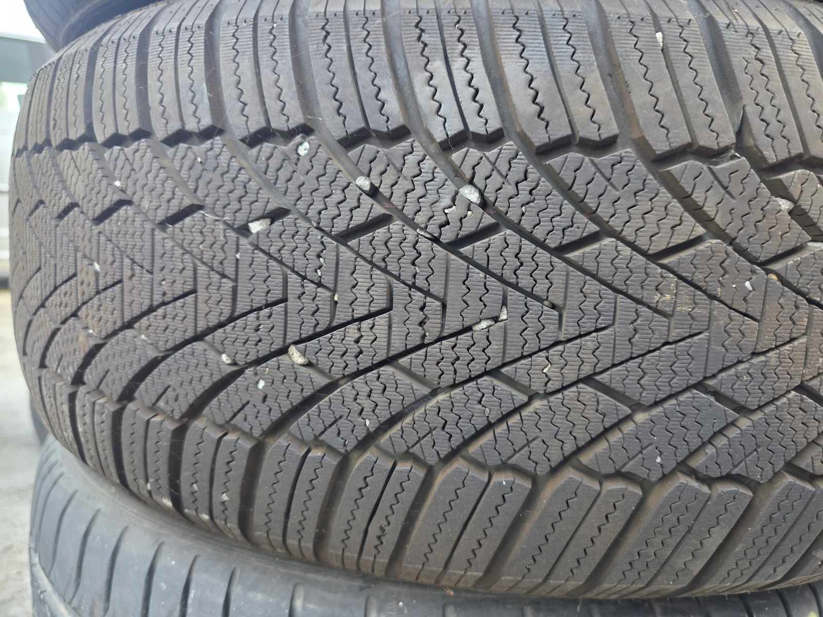 Гуми Зимни 235/50R19, снимка 2 - Гуми и джанти - 56725619