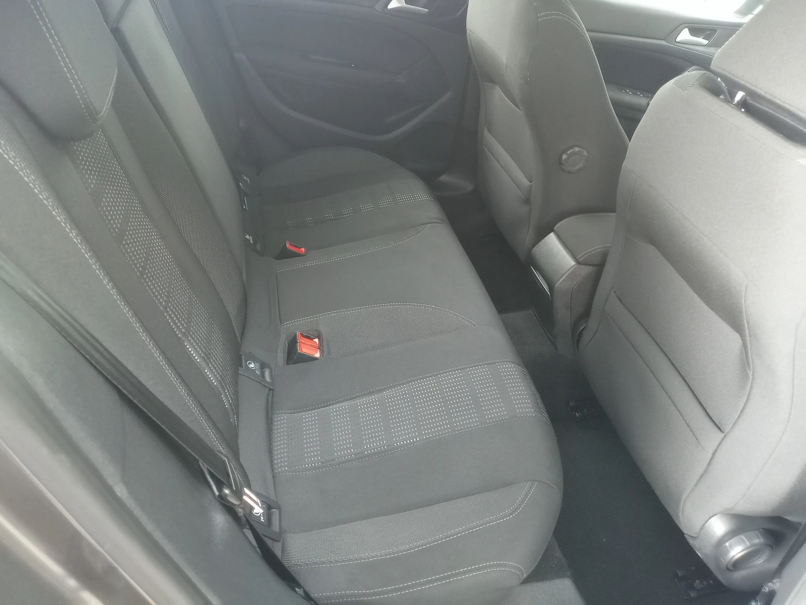 Peugeot 308 1.2 e-THP* PANORAMA* CAMERA* LED* NAVI* Keyless - изображение 8