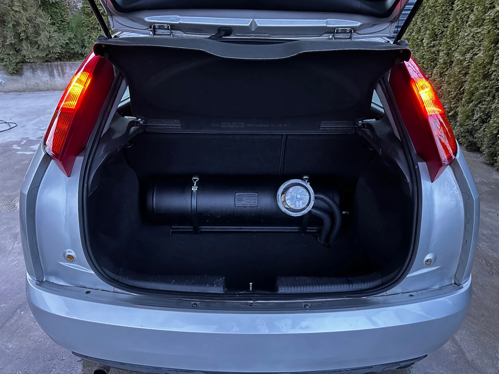 Ford Focus Автоматик/LED/130.000km/1.6i ГАЗ - изображение 9