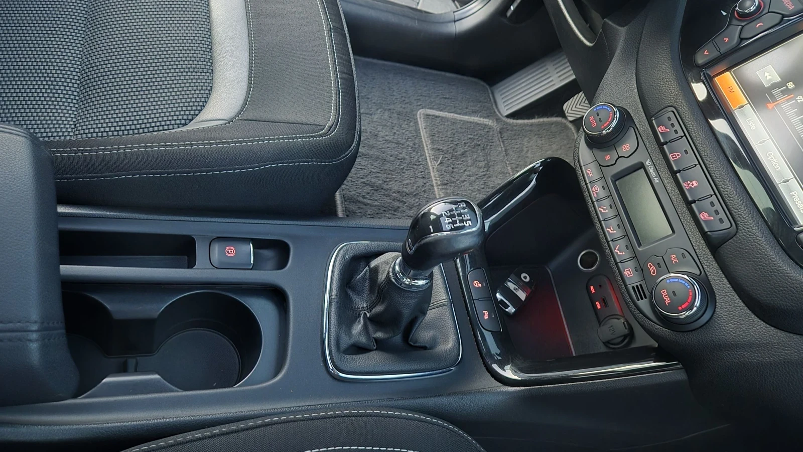 Kia Ceed Всички Екстри , снимка 12 - Автомобили и джипове - 54247705