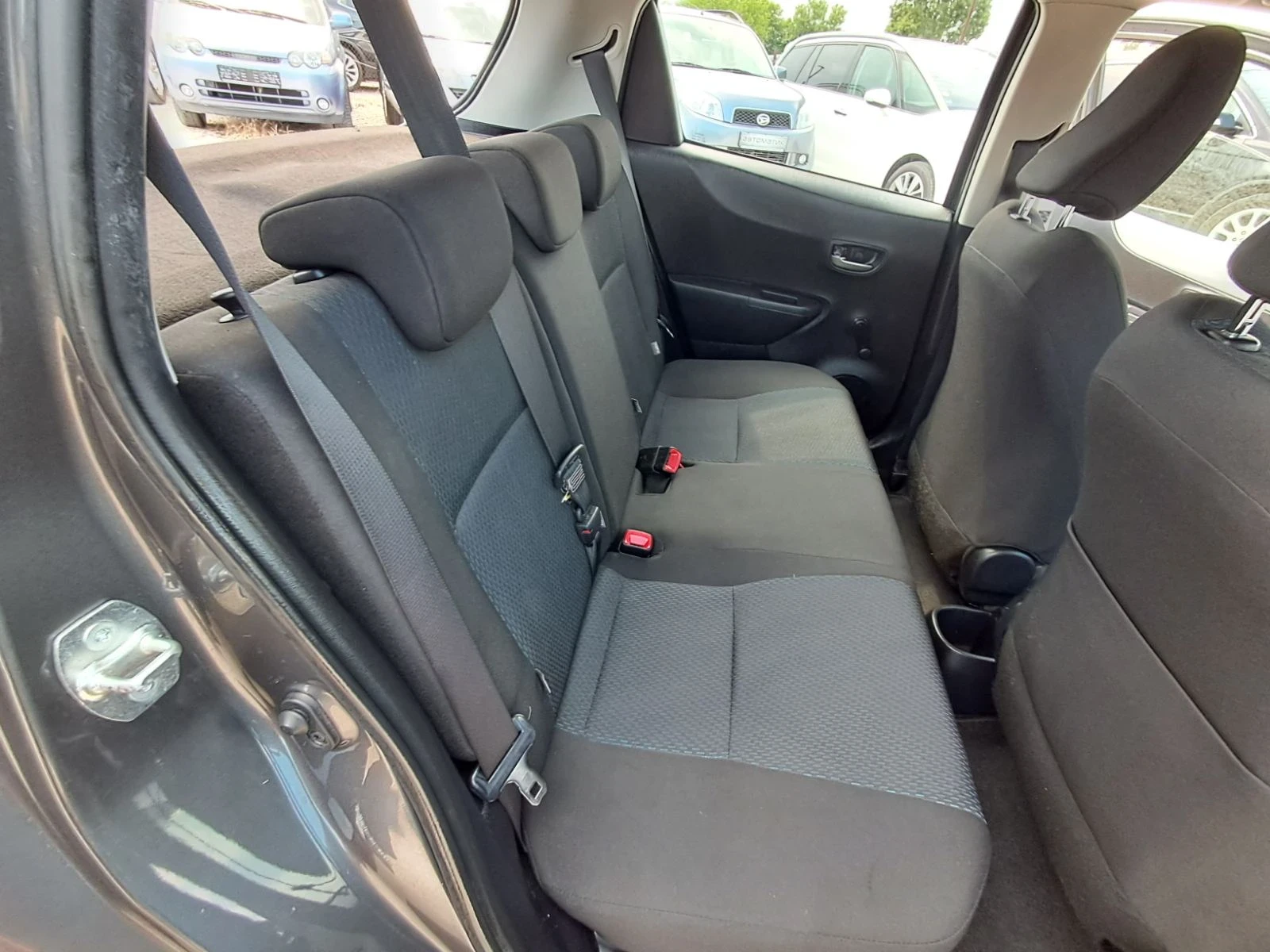 Toyota Yaris 1.5 HYBRID , снимка 13 - Автомобили и джипове - 55590785