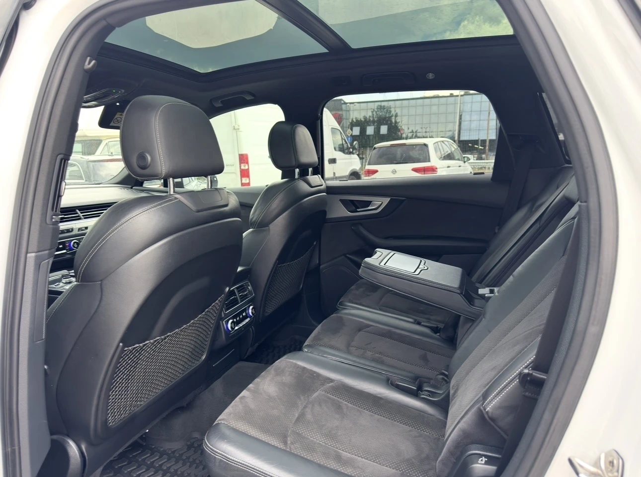 Audi Q7 S Line / ПАНОРАМА / DISTRONIC / 7 МЕСТА / ПОДГРЕВ , снимка 12 - Автомобили и джипове - 55598530