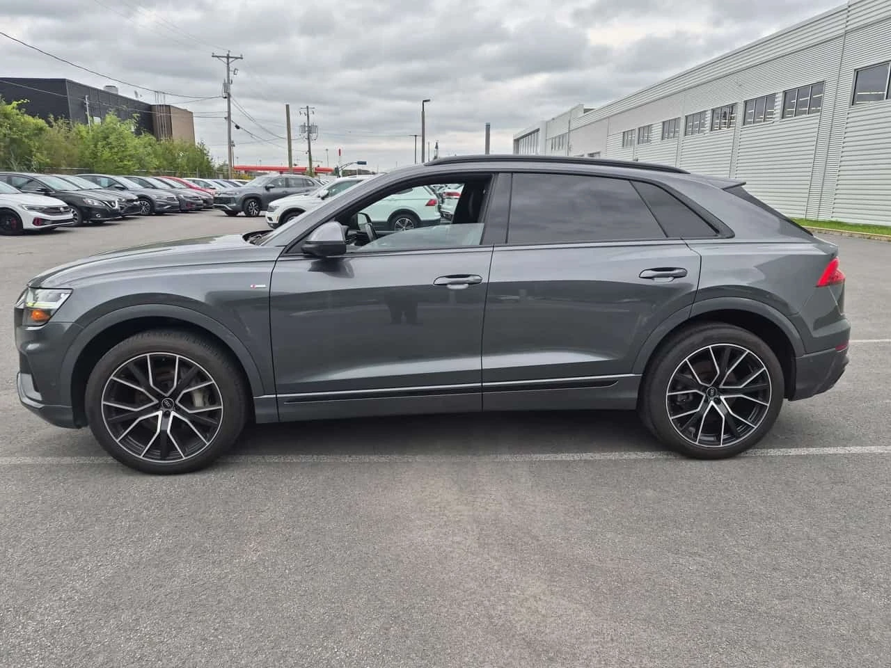 Audi Q8  PROGRESSIV / ДИСТРОНИК / АВТОКРЕДИТ , снимка 2 - Автомобили и джипове - 56256396