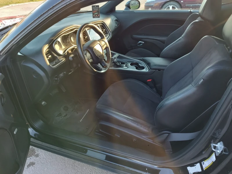 Dodge Challenger RT 5.7HEMI 8ZF, снимка 11 - Автомобили и джипове - 52422565