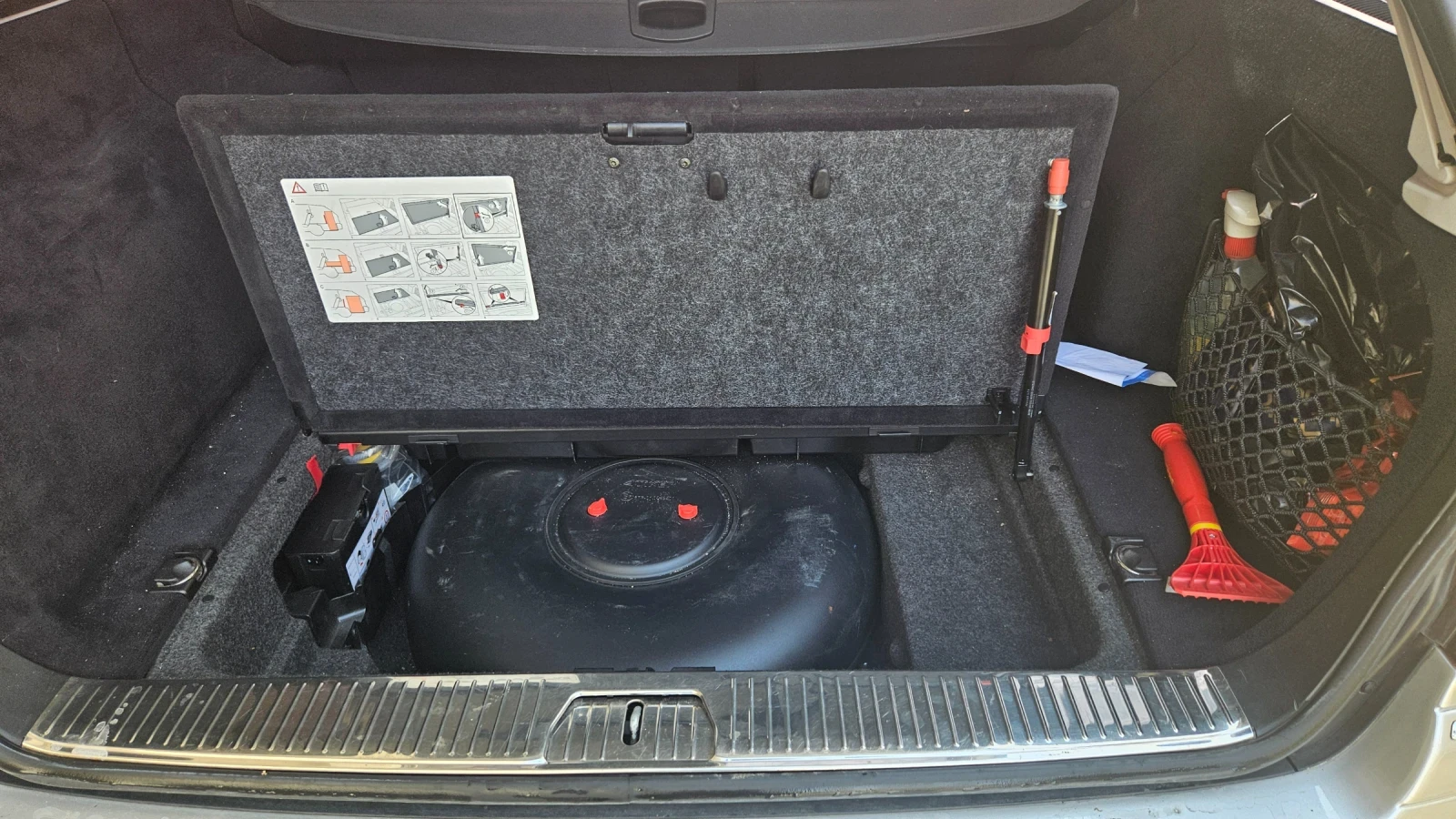 Mercedes-Benz E 200, снимка 11 - Автомобили и джипове - 53753991