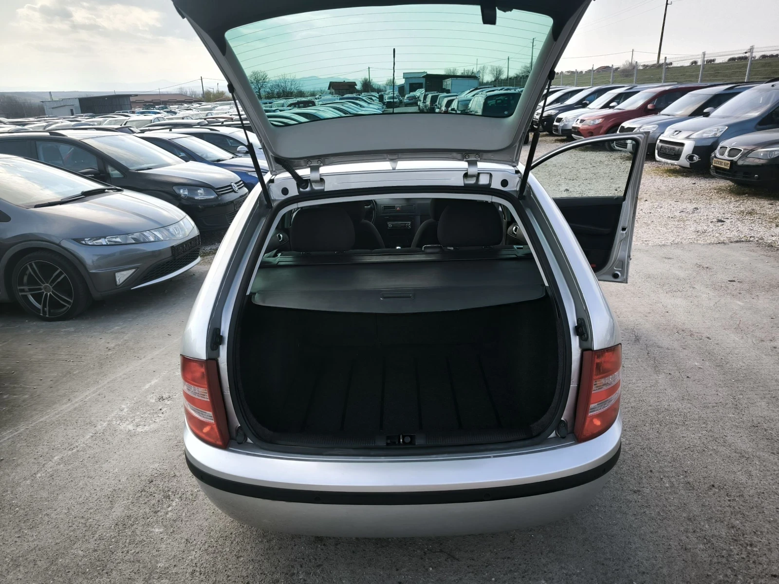 Skoda Fabia 1.4i, снимка 12 - Автомобили и джипове - 53863860